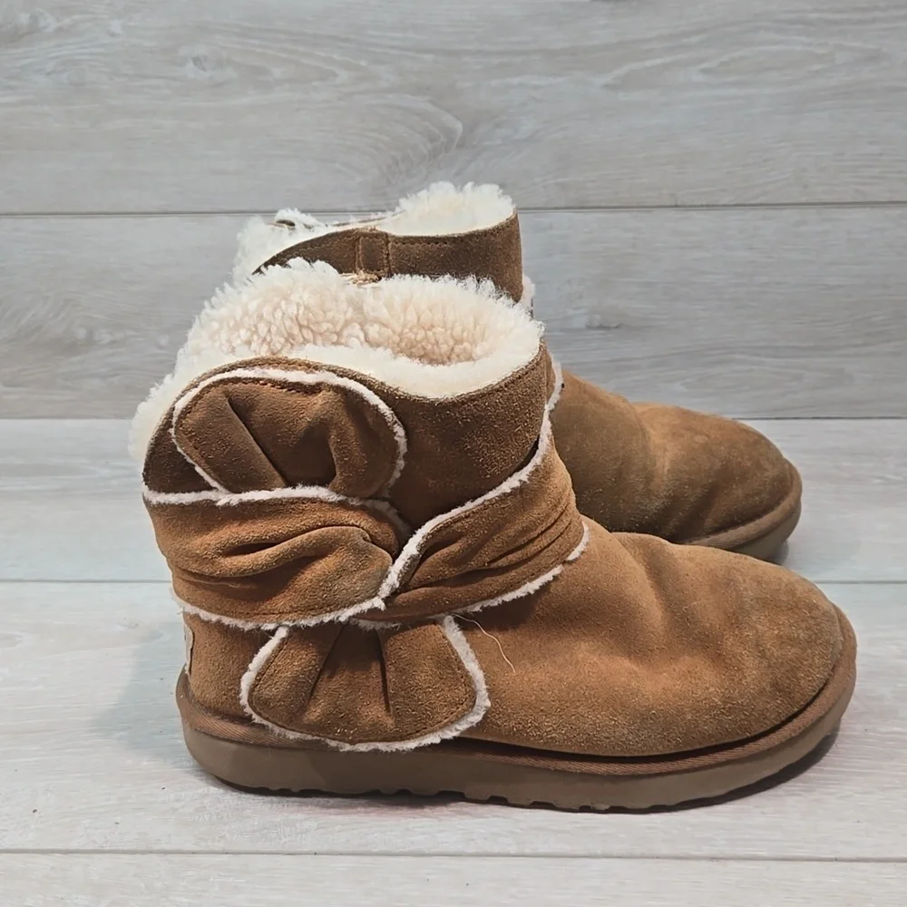 Ugg Australia Women Cozy Leather Bow Suede Sheepskin Boots Shoes Sz 7